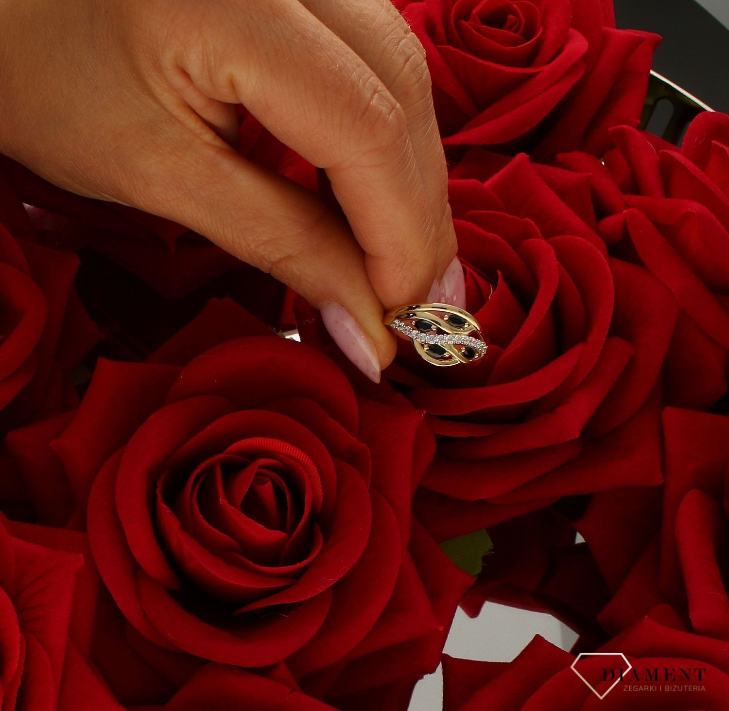 Pierścionek damski złoty szeroki czarne cyrkonie próba 375 rozmiar 17 PI 4498B 375. Złota biżuteria na prezent. Pierścionki złote na prezent. Pomysł na prezent dla kobiety. Oryginalny złoty pierścionek. Złoty pierścionek z cyr.jpg